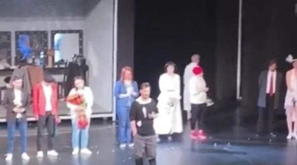 un actor rus si a taiat venele pe scena in fata publicului video