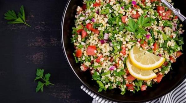 salata cu quinoa si fasole pentru iubitorii de leguminoase