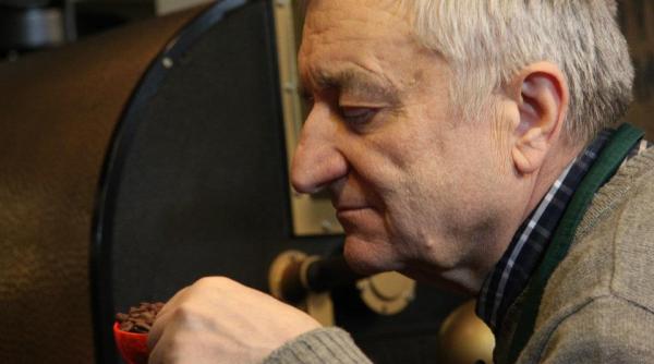 sotia si amanta unui actor de la teatrul national nas in nas la magazin gheorghe florescu cele doua femei cand s au vazut s au pupat