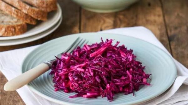 salata picanta din varza rosie cu stafide si nuci reteta este simpla si te va cuceri