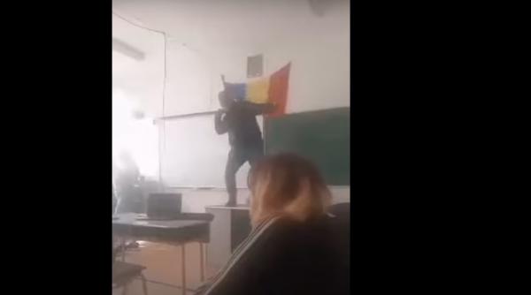 un profesor din baia mare s a urcat pe catedra si a inceput sa danseze in fata elevilor video
