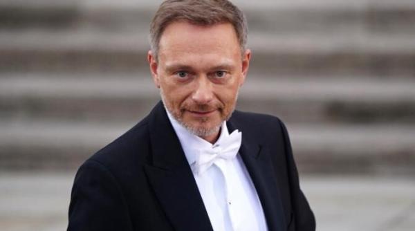 pe modelul macron ministrul german de finante este prins ascunzandu si ceasul la televizor