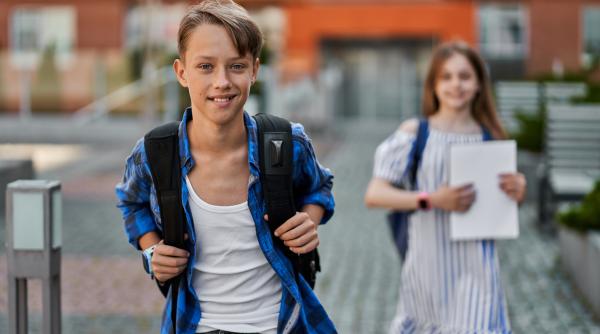 peste jumatate dintre elevii din romania ar vrea sa plece din tara