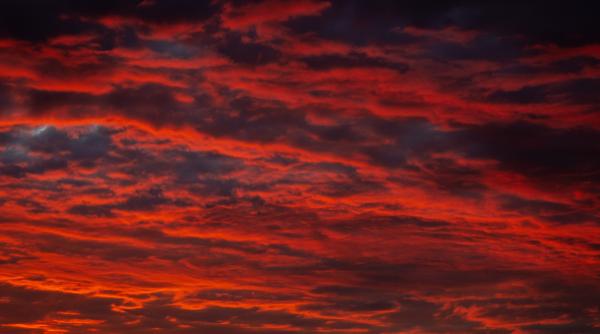 deasupra italiei a aparut o lumina rosie sub forma de inel asemanatoare unui ozn masiv foto