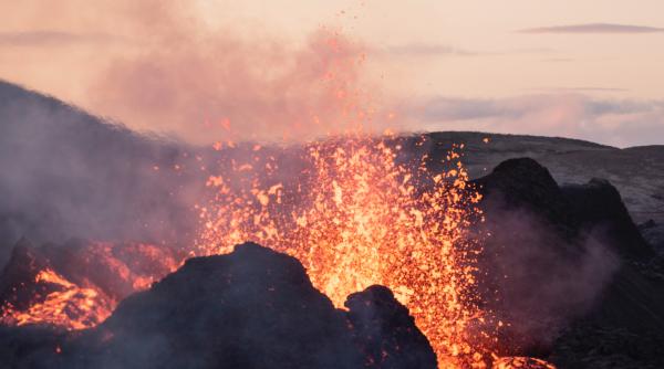vulcanul care va erupe in iulie previziunile lui eno alaric cel care pretinde ca vine din viitor