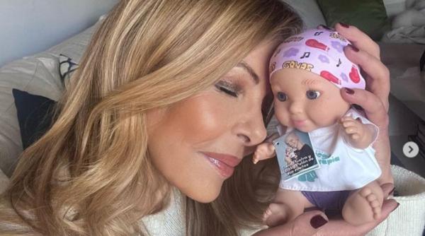 actrita celebra mama surogat la 68 de ani tatal copilului este fiul sau decedat