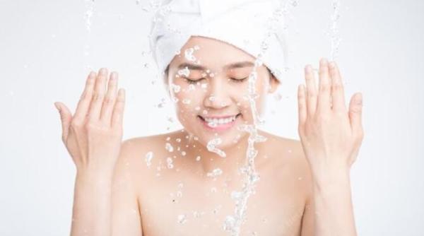 spala te pe fata cu apa carbogazoasa tenul tau va fi stralucitor si sanatos