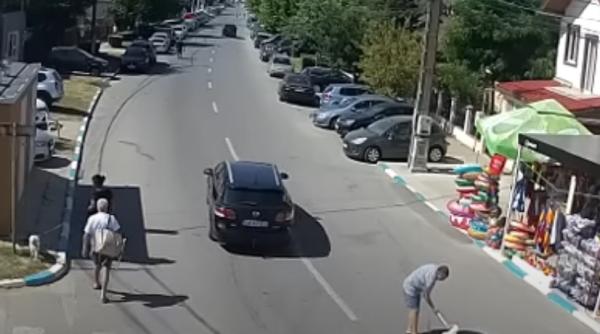 un barbat are propria trecere de pietoni in fata magazinului sau o vopseste cu trafaletul de cate ori se sterge fara niciun stres