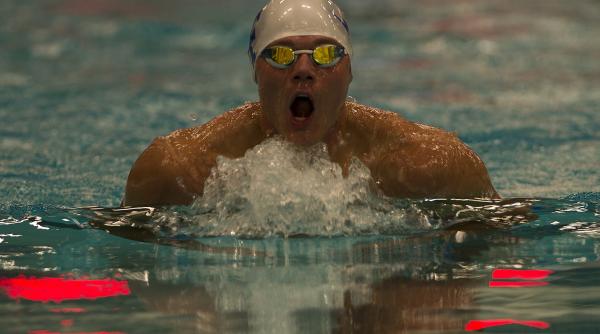 egiptean record mondial a inotat 11 km cu mainile incatusate