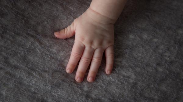 fetita ucisa de parinti prin oparire bunica celei mici pusa sub acuzare