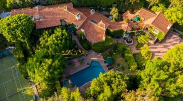 priscilla presley isi vinde vila de lux cere 16 milioane de dolari pentru 7 dormitoare si 8 bai