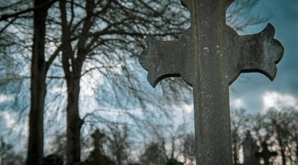 sute de rusi printre care si prigojin la funeraliile blogger ului militar ucis in explozia din sankt petersburg