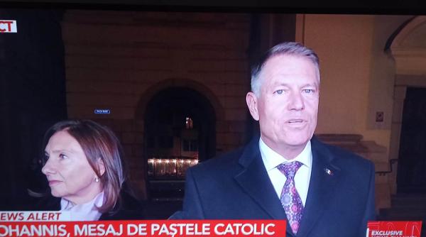 klaus iohannis la slujba de inviere din sibiu alaturi de sotie