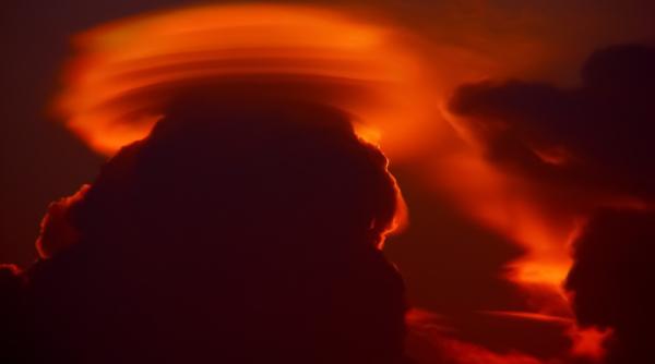 un cerc urias de lumina rosie care seamana cu un ozn surprins deasupra italiei ce este de fapt fenomenul ciudat foto in articol