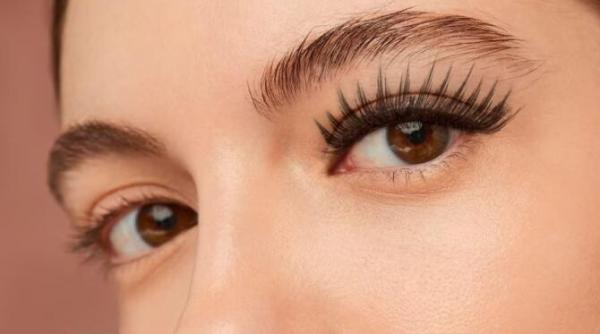 cel mai bun tratament pentru cresterea sprancenelor si genelor il poti face acasa din cateva produse