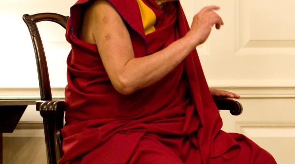 propunere indecenta a lui dalai lama fata de un minor surprinsa in public liderul spiritual regreta gestul