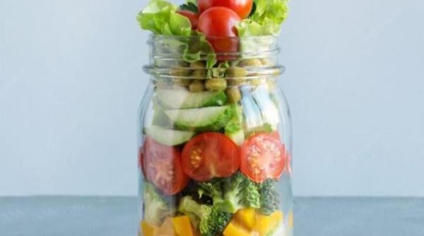 salata greceasca la borcan o gustarea sanatoasa pe care o poti lua cu tine