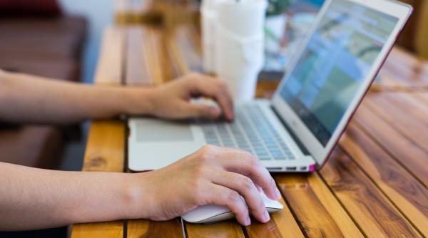 suntem campioni la timpul petrecut in online ne dam pe net cu orele mai mult decat europenii si americanii arata sondajele