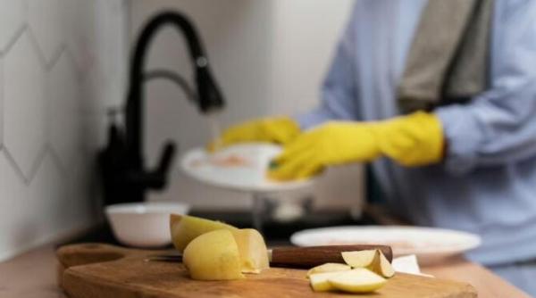 sterge chiuveta cu o jumatate de lamaie trucul care rezolva o problema comuna