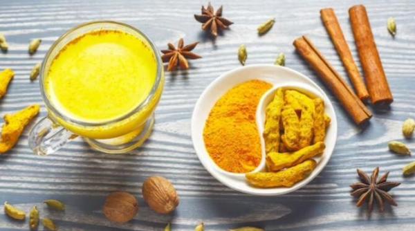 bea dimineata apa calda cu turmeric daca vrei sa slabesti bautura aduce zeci de beneficii organismului