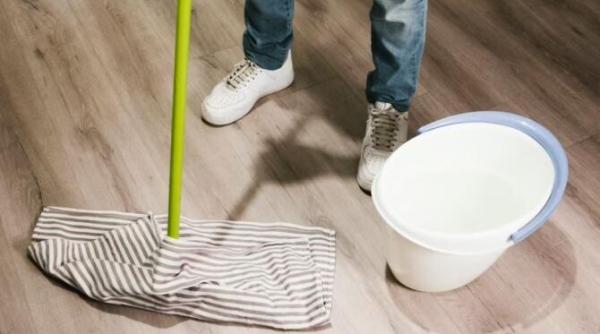 curata eficient podeaua cu ulei esential iata ce pasi trebuie sa urmezi