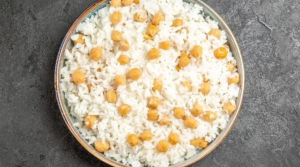 orez cu nuca de cocos si migdale pentru o cina speciala