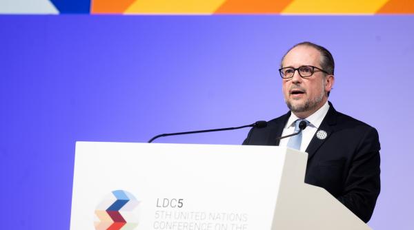 de ce s a sucit nehammer si vrea acces rapid in ue pentru ucraina modelul romanesc posibila explicatie