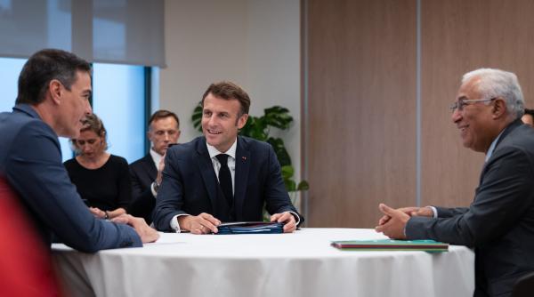 emmanuel macron a promulgat controversata lege a pensiilor sindicatele anunta in continuare greve si proteste