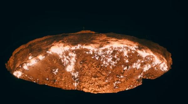 in darvaza exista poarta iadului un crater de gaz care arde fara oprire de aproape 50 de ani