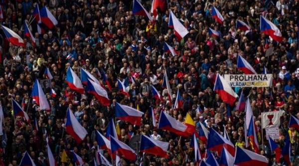 mii de protestatari cer guvernului sa plece acasa la praga