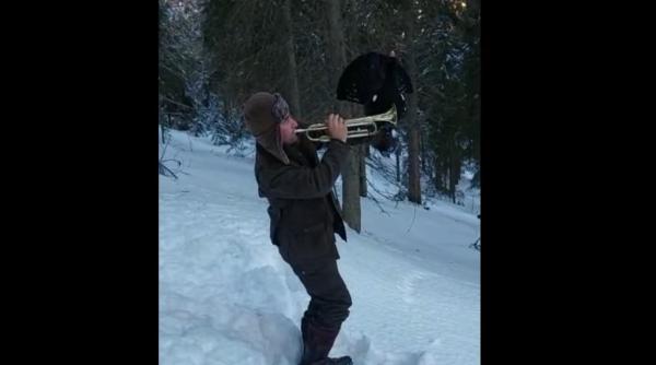 imagini virale cu un cocos de munte cred ca avem un nou membru in trupa ne gandim serios sa il cooptam pentru cantarile din acest sezon video