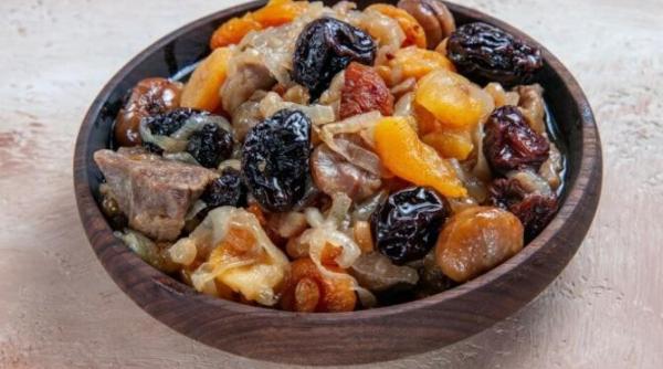 picanta si simpla salata cu prune uscate si carne