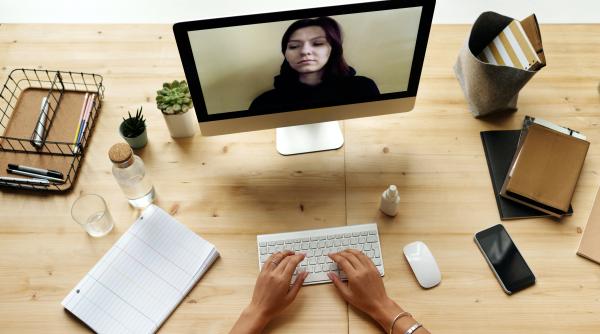 companiile urasc munca de la distanta mai putin atunci cand vor sa isi concedieze personalul exemplul mcdonald s si al gigantilor din tehnologie