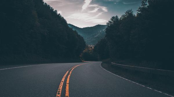 ambuteiaj pe dn6 intre oltenia si banat soseaua a luat o la vale din cauza alunecarilor de teren video