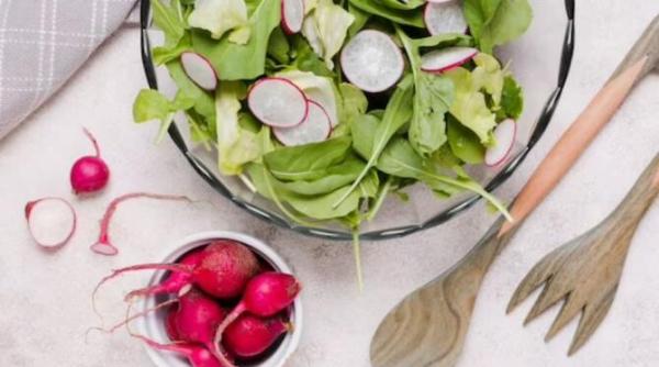 cea mai simpla salata de primavara cu varza tanara si ridichi