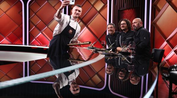 chef florin dumitrescu i a oferit aseara cutitul de aur lui laurentiu neamtu romanul care a gatit pentru c line dion si michael jordan chefi la cutite lider de audienta