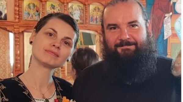 paul negoita dupa ce a fost inmormantata sotia preotului liviu parlog e clar ceva din tine pleaca in vesnicie am privit gingasia cu care i a mai daruit ceva la plecare doua semne mici