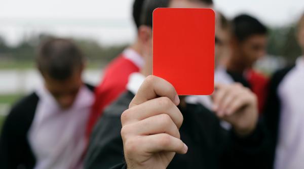 caz bizar in fotbalul din olanda un jucator a fost oprit din drumul spre poarta de antrenorul echipei adverse