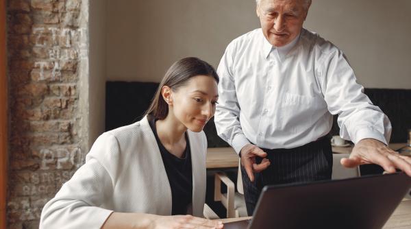 cine tine scaunele calde in administratia publica iancu guda tinerii nu au loc din cauza dinozaurilor schimbarea vine de sus in jos