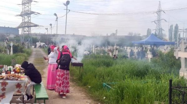 gratare incinse si mese imbelsugate in cimitir ne rugam pentru cei care au trecut in nefiinta