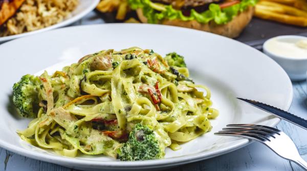 salata de paste cu ton rosii uscate si broccoli reteta perfecta pentru o masa delicioasa si sanatoasa