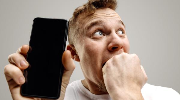 telefonul mobil poate fi confiscat de la elevii din clasele primare si gimnaziu si predat parintilor potrivit unui amendament la legile educatiei