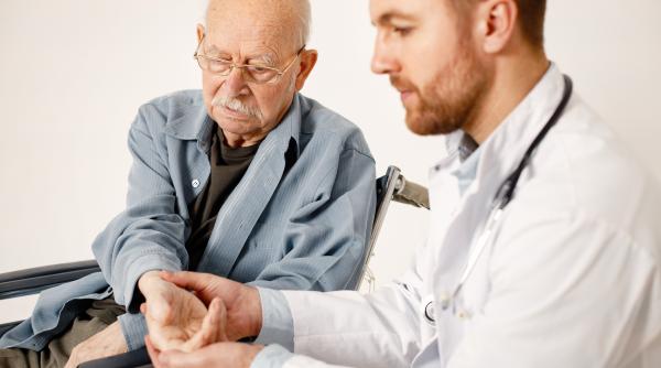 romanii au dreptul la medicina personalizata legea urmeaza sa mearga la promulgare catre presedintele iohannnis