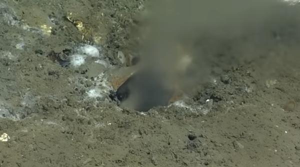 semn ingrijorator al unei potentiale cresteri a activitatii seismice un lichidul uleios iese din inima pamantului video