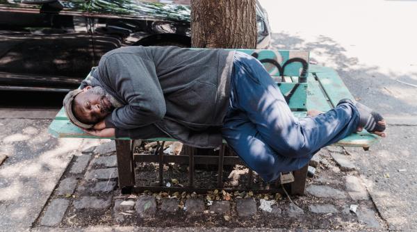 un youtuber a fost criticat dupa ce a batjocorit o persoana fara adapost