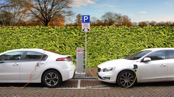 una din cinci masini vandute anul acesta va fi electrica anunta agentia internationala a energiei