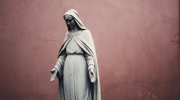 o statuie plangatoare a fecioarei maria a produs lacrimi compuse din ulei de masline si parfum oficialii eparhiei spun ca nu este o farsa video