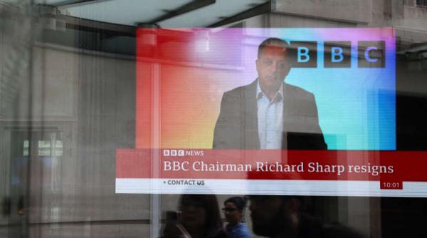 marea britanie presedintele bbc isi anunta demisia din cauza unui conflict de interese