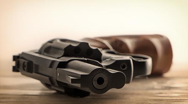 barbat cercetat pentru comercializarea online de arme neletale