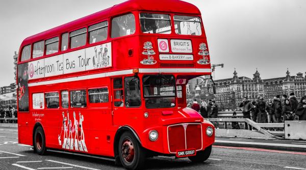 cinci zile in basarabia dan ciachir la chisinau avea sa soseasca autobuzul rosu cu etaj si volan pe dreapta